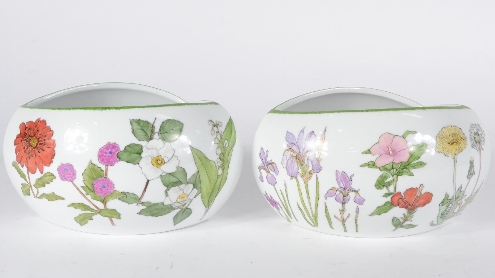 Par de floreiras de porcelana pintadas a mão com flores em policromia. - foto 4 de 8