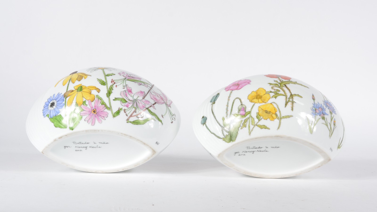 Par de floreiras de porcelana pintadas a mão com flores em policromia. - foto 5 de 8