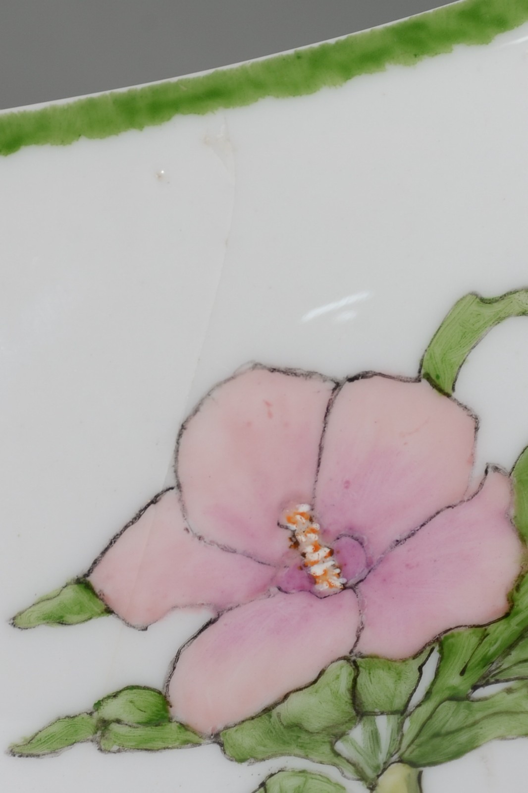 Par de floreiras de porcelana pintadas a mão com flores em policromia. - foto 7 de 8