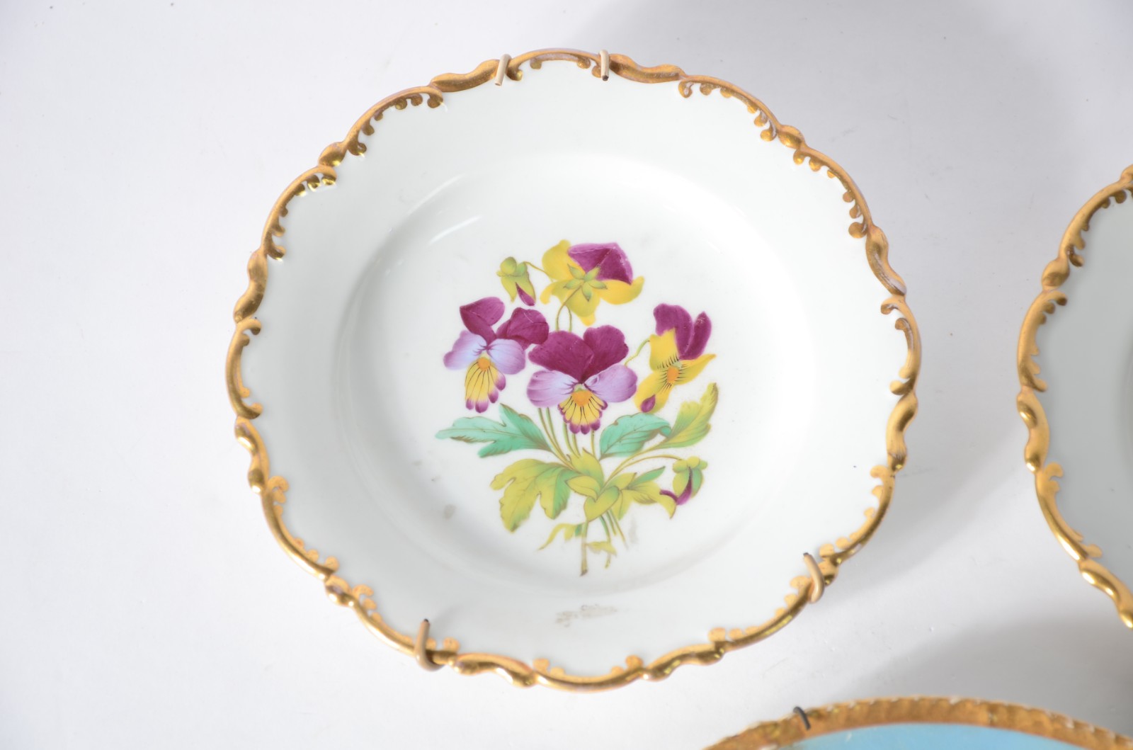 Conjunto com três pratos diversos de parede de porcelana francesa... - foto 2 de 5