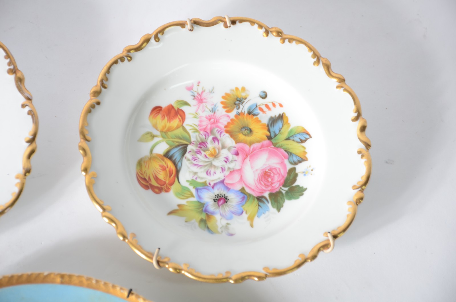 Conjunto com três pratos diversos de parede de porcelana francesa... - foto 3 de 5
