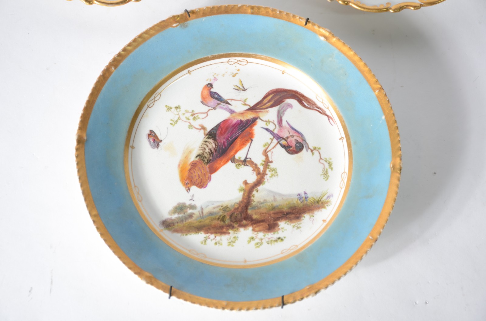Conjunto com três pratos diversos de parede de porcelana francesa... - foto 4 de 5