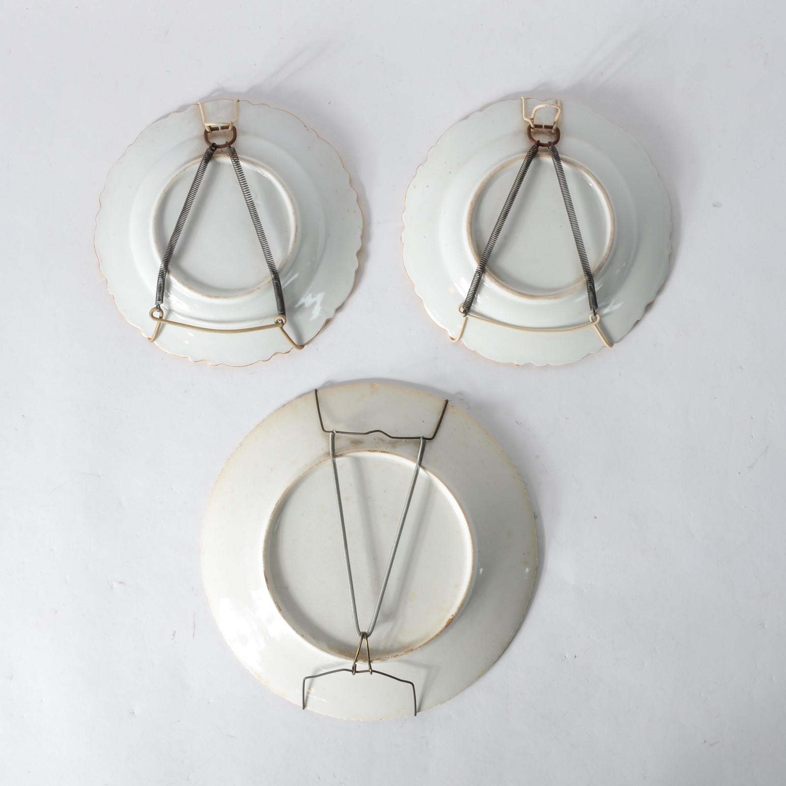 Conjunto com três pratos diversos de parede de porcelana francesa... - foto 5 de 5