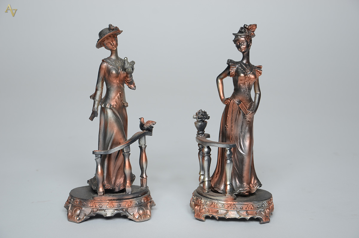 Duas esculturas de resina representando figuras femininas. Altura 20... - foto 1 de 2