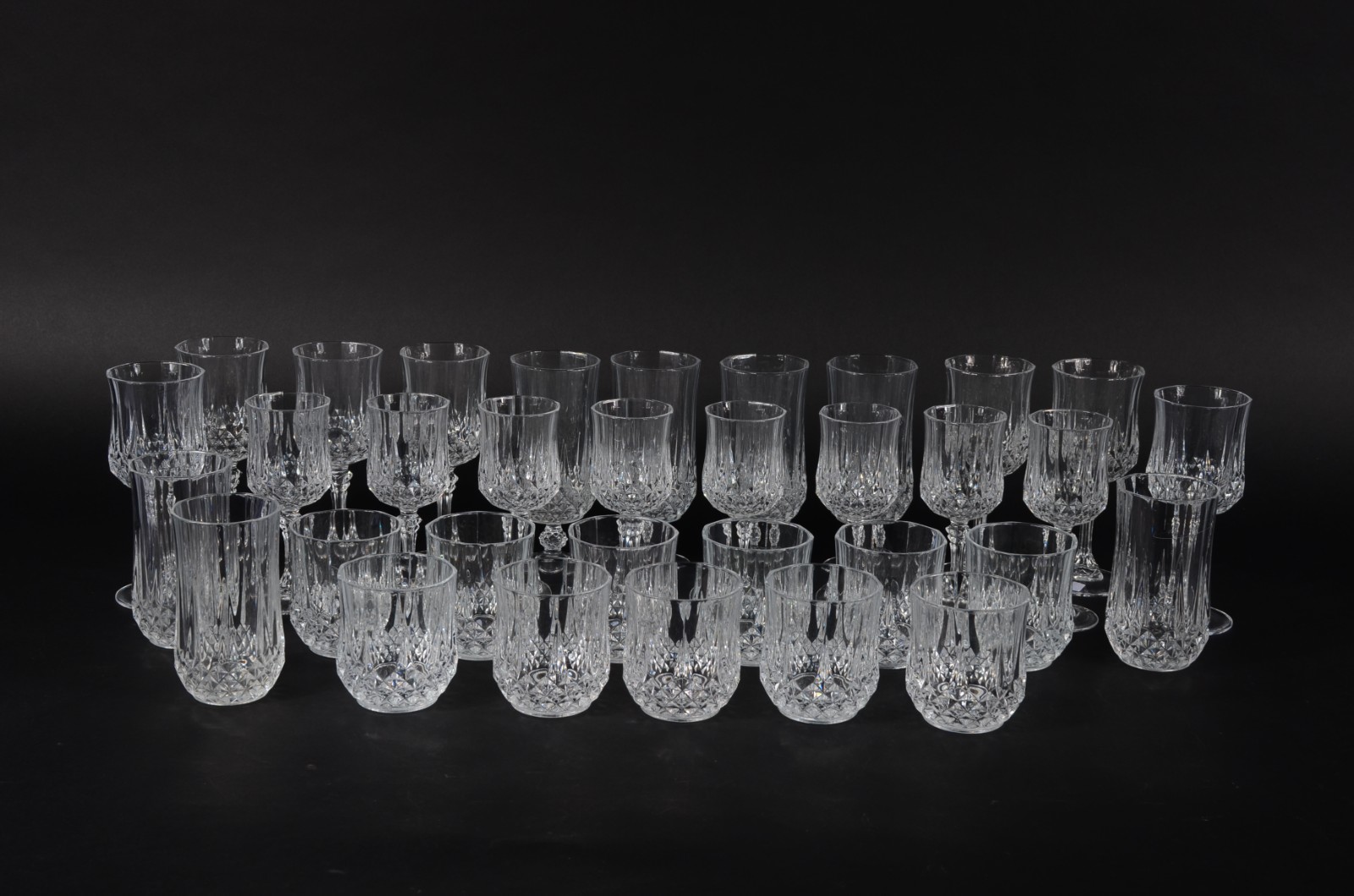Serviço de cristal lapidado, composto de: 4 para água, 7 para vinho... - foto 1 de 5