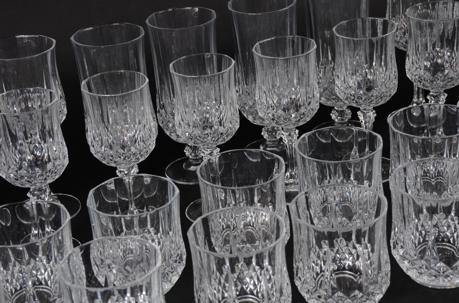 Serviço de cristal lapidado, composto de: 4 para água, 7 para vinho... - foto 3 de 5