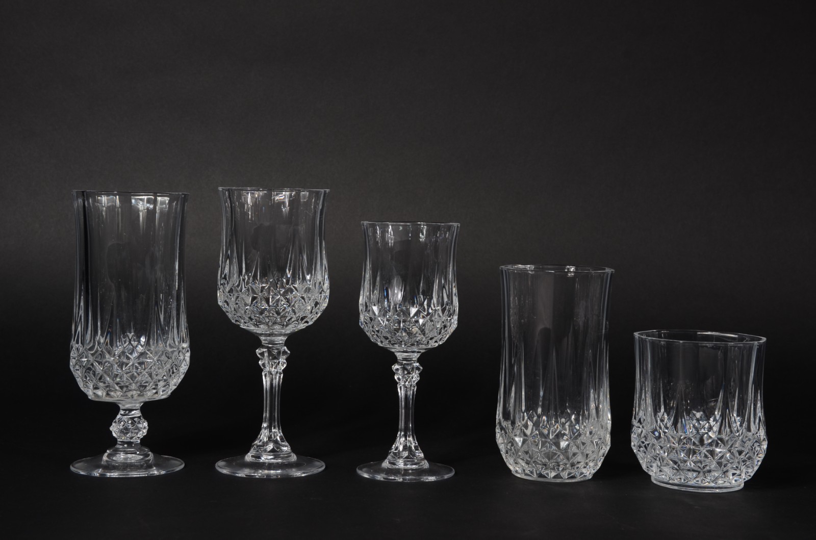 Serviço de cristal lapidado, composto de: 4 para água, 7 para vinho... - foto 2 de 5