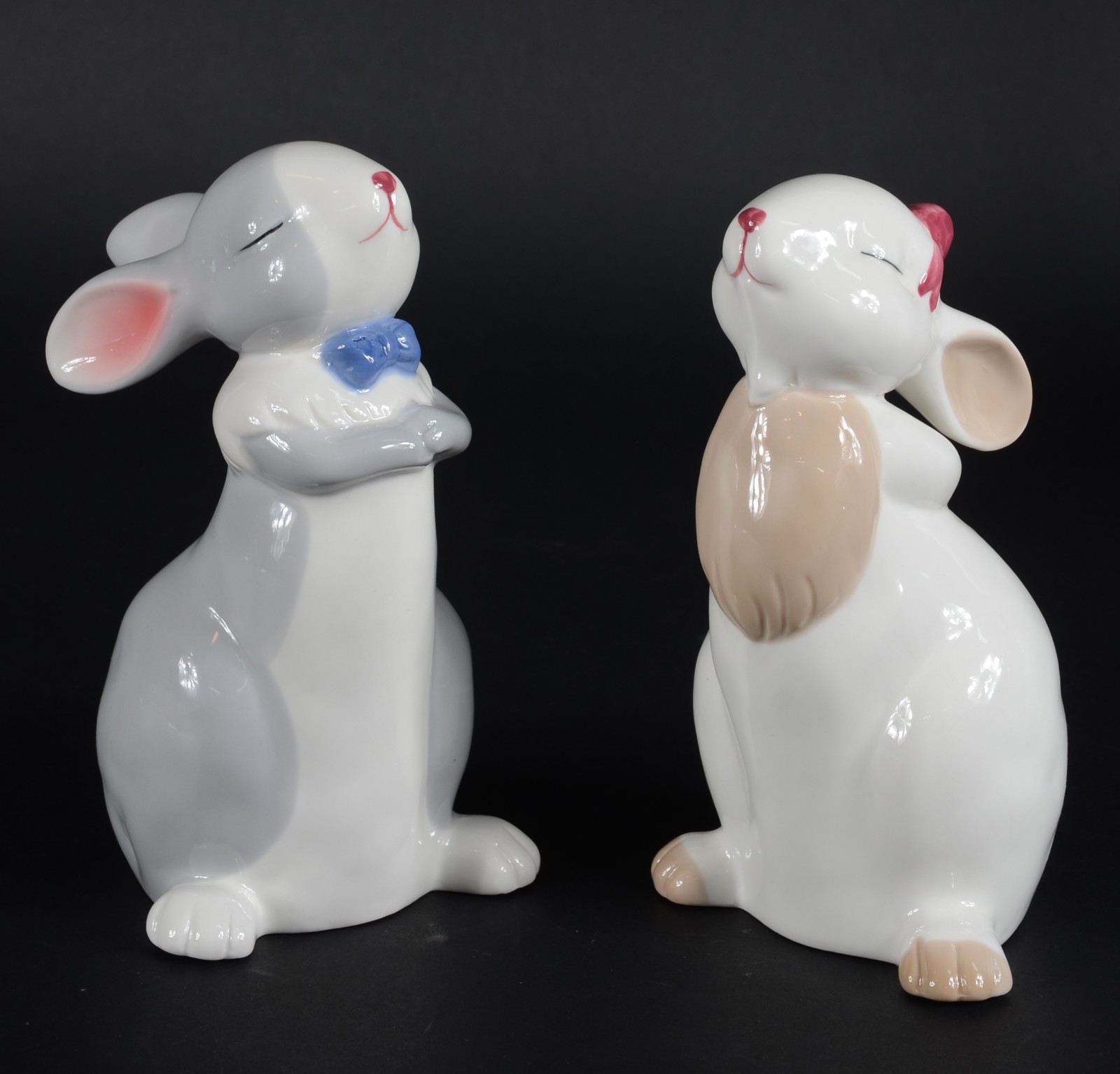 Par de estatuetas de porcelana policromada representando casal de... - foto 1 de 6