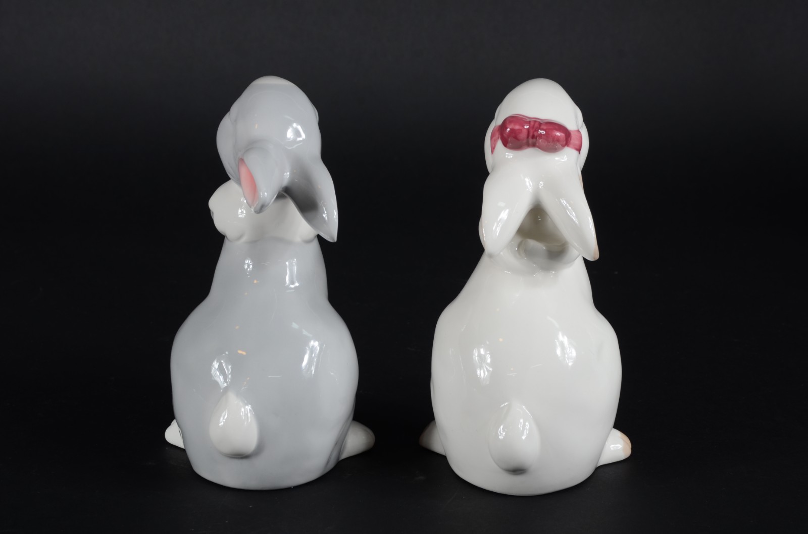Par de estatuetas de porcelana policromada representando casal de... - foto 2 de 6