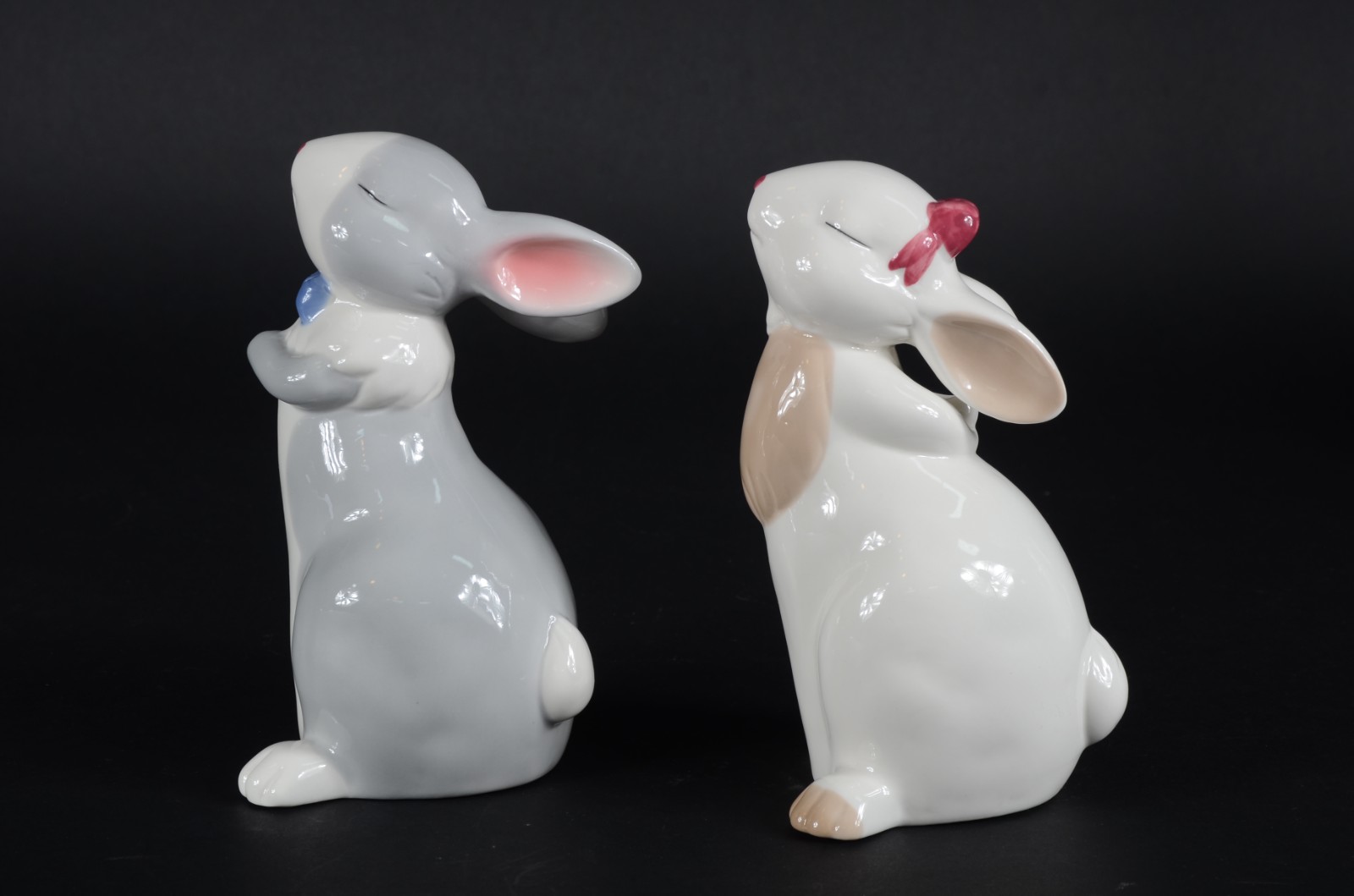 Par de estatuetas de porcelana policromada representando casal de... - foto 3 de 6
