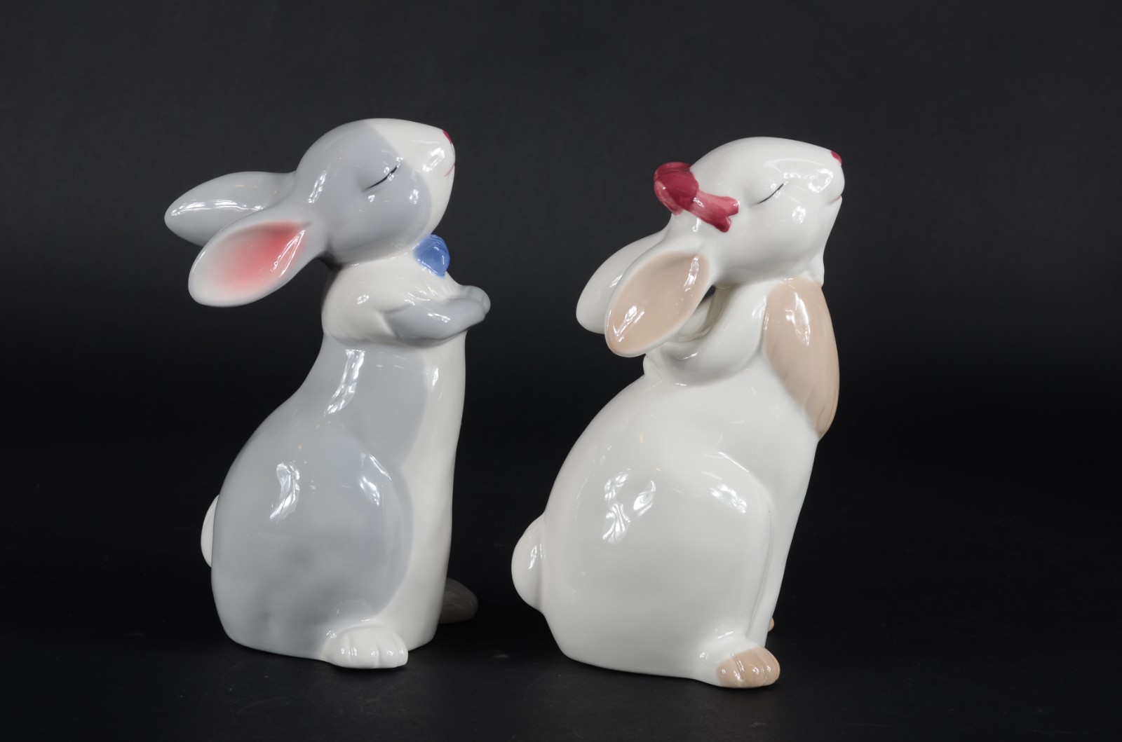 Par de estatuetas de porcelana policromada representando casal de... - foto 4 de 6
