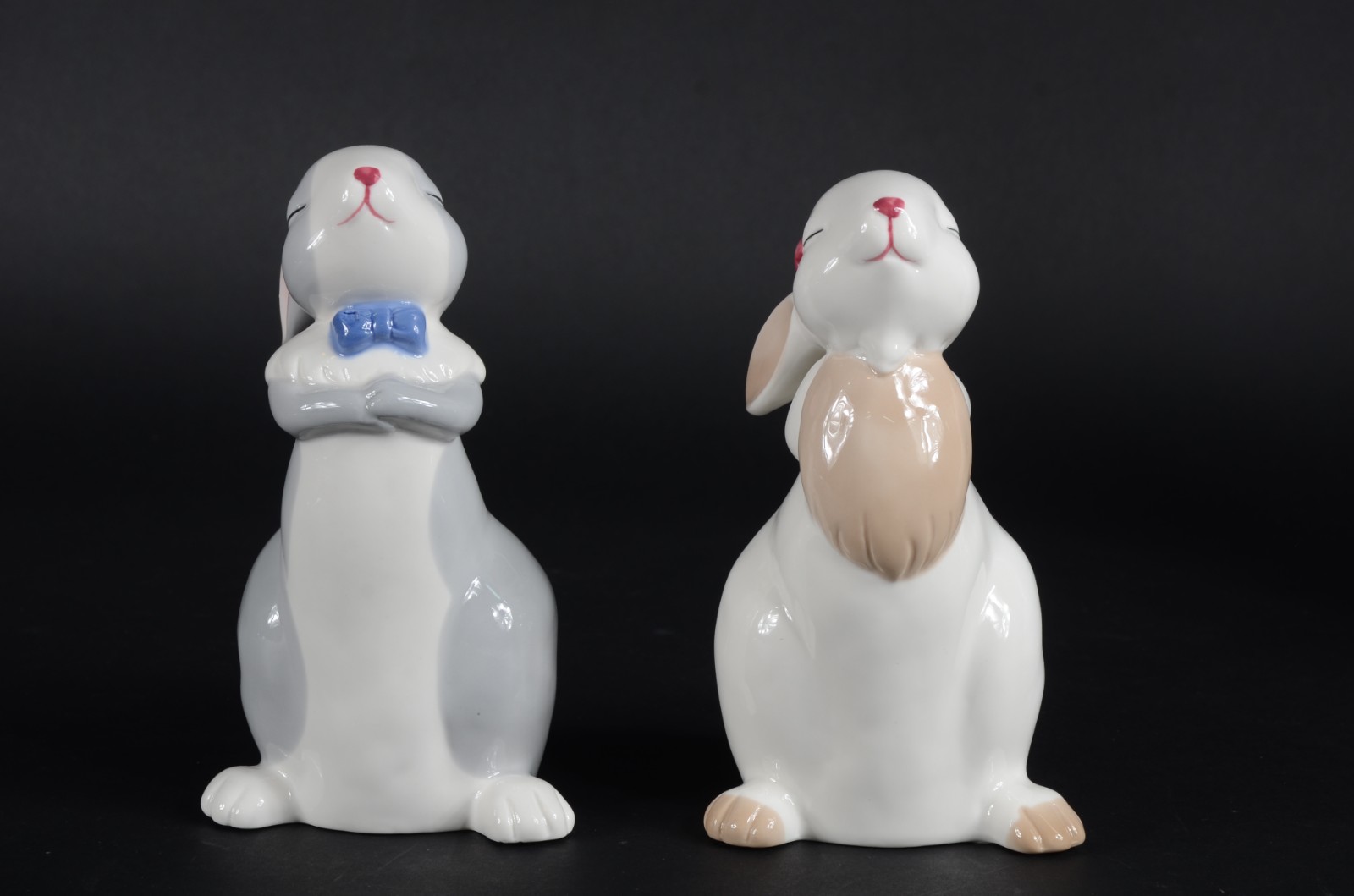 Par de estatuetas de porcelana policromada representando casal de... - foto 6 de 6