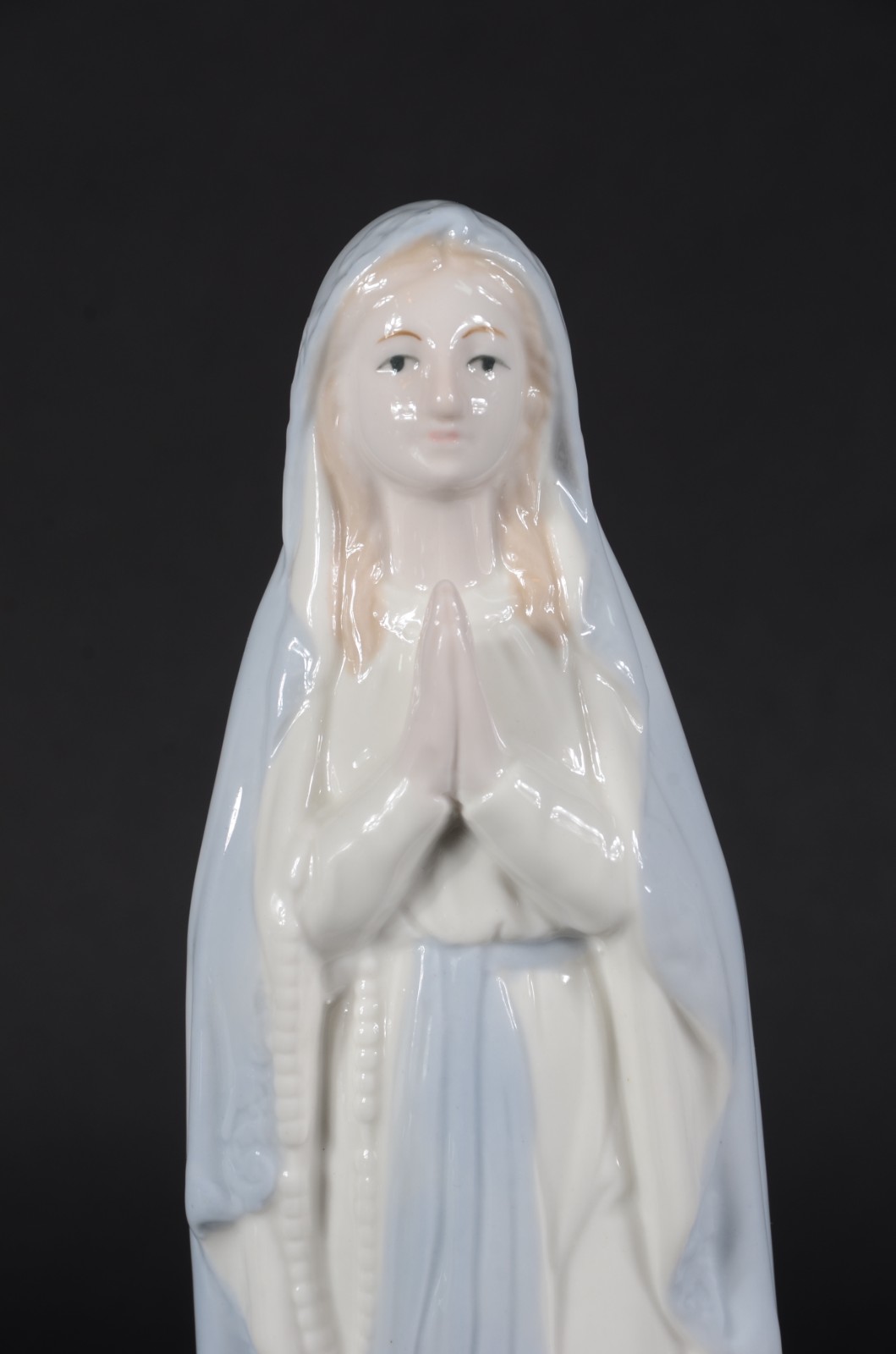 Escultura de porcelana policromada representando Virgem Maria. - foto 3 de 7