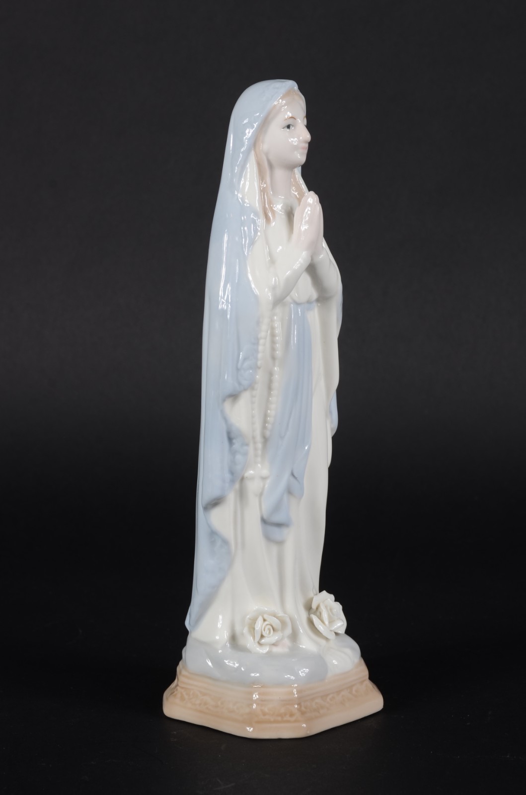 Escultura de porcelana policromada representando Virgem Maria. - foto 1 de 7