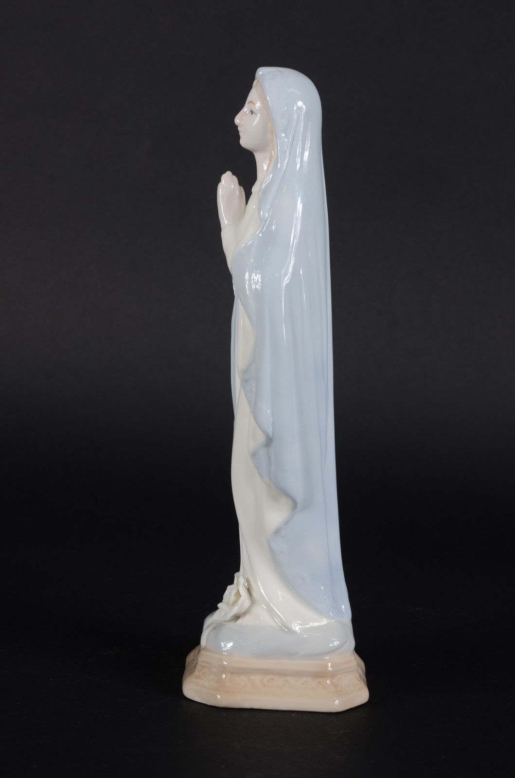 Escultura de porcelana policromada representando Virgem Maria. - foto 4 de 7