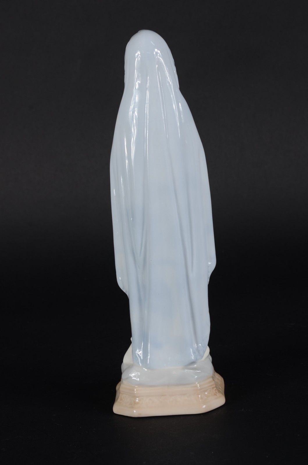 Escultura de porcelana policromada representando Virgem Maria. - foto 6 de 7