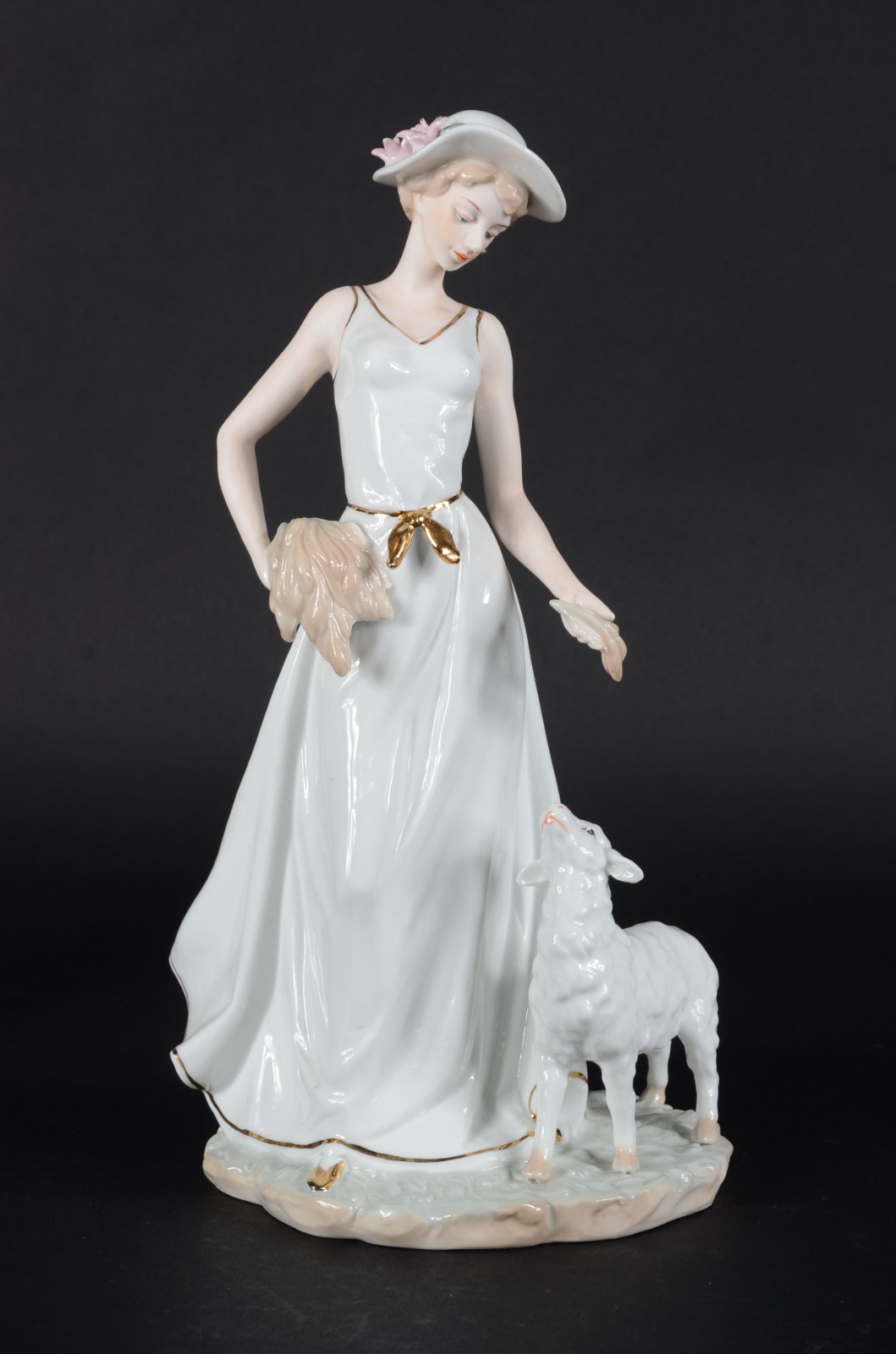 Escultura de porcelana policromada representando dama com ovelha. - foto 1 de 7
