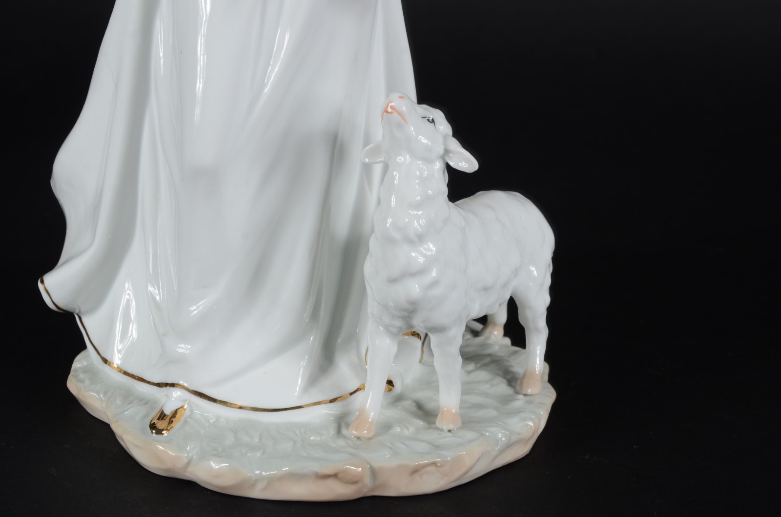 Escultura de porcelana policromada representando dama com ovelha. - foto 4 de 7