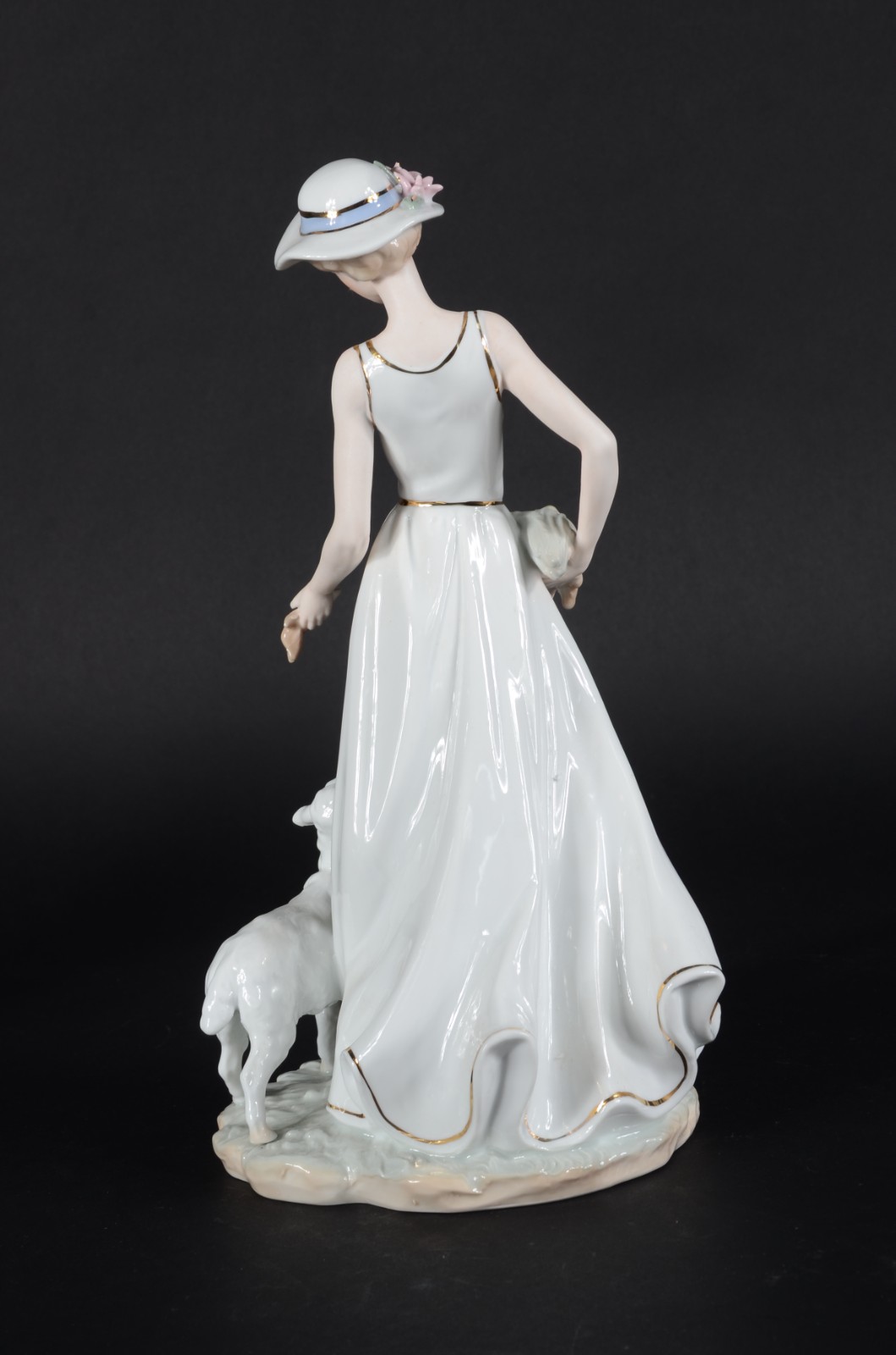 Escultura de porcelana policromada representando dama com ovelha. - foto 6 de 7