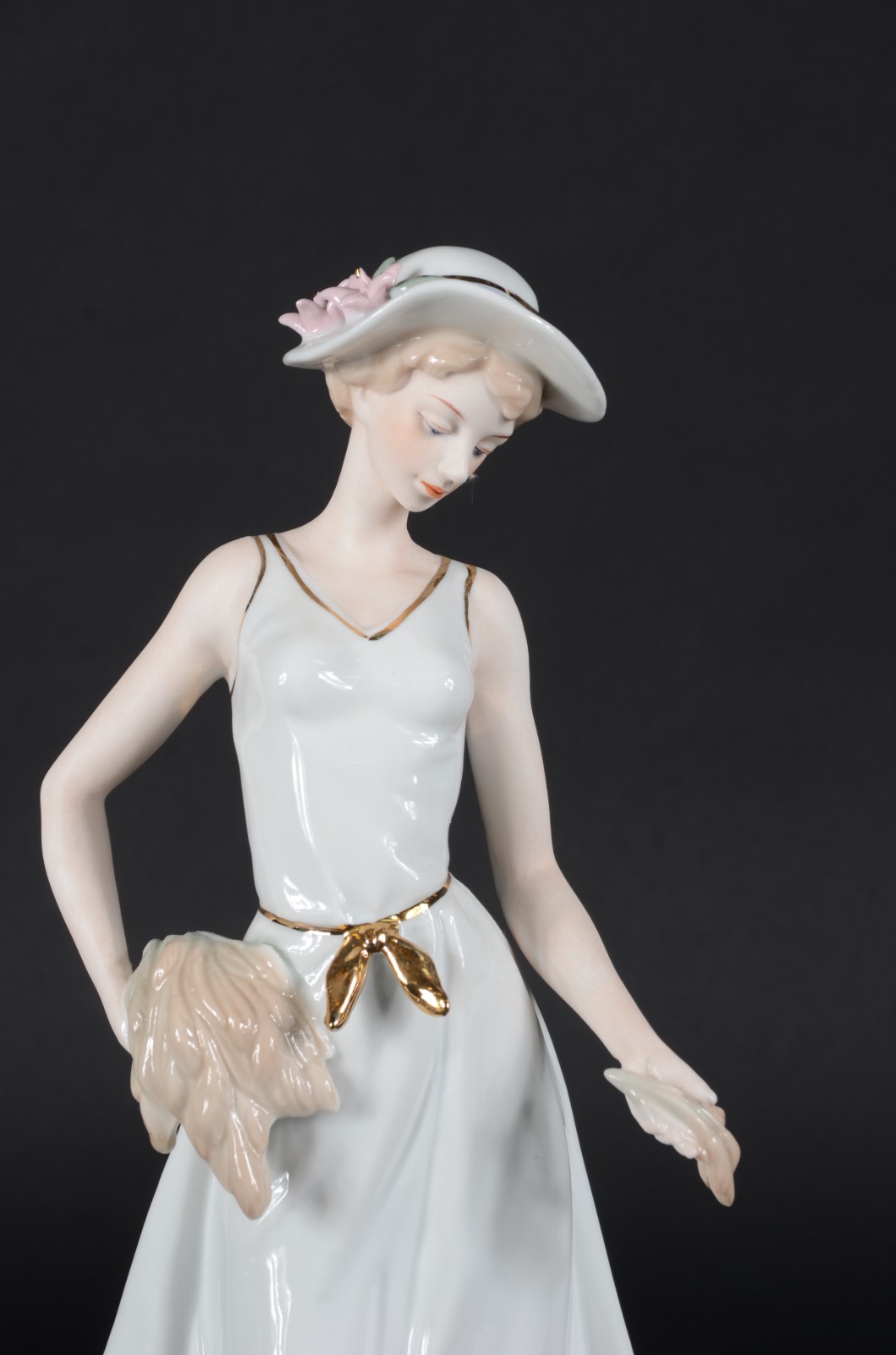 Escultura de porcelana policromada representando dama com ovelha. - foto 3 de 7