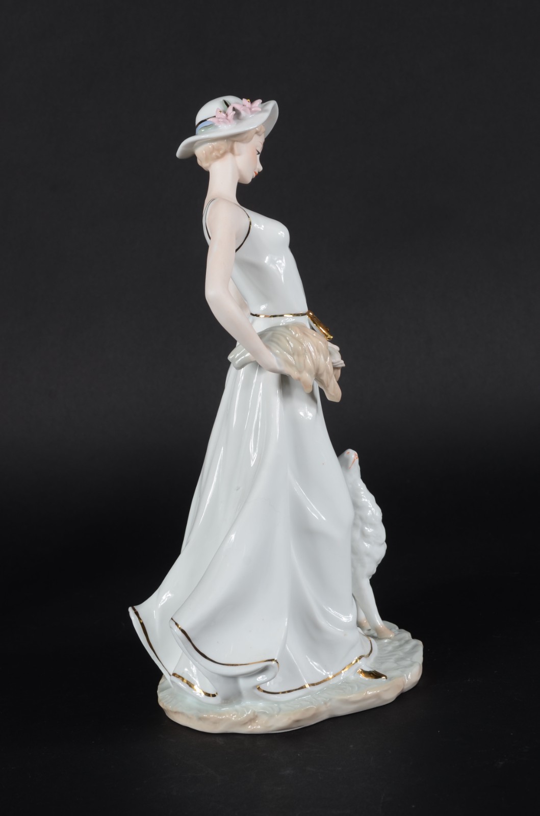 Escultura de porcelana policromada representando dama com ovelha. - foto 2 de 7