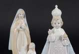 Duas esculturas de porcelana policromada, uma d... - Duas esculturas de porcelana policromada, uma delas representando Menino de Praga e outra representando Nossa Senhora de Lourdes com Santa Berna...