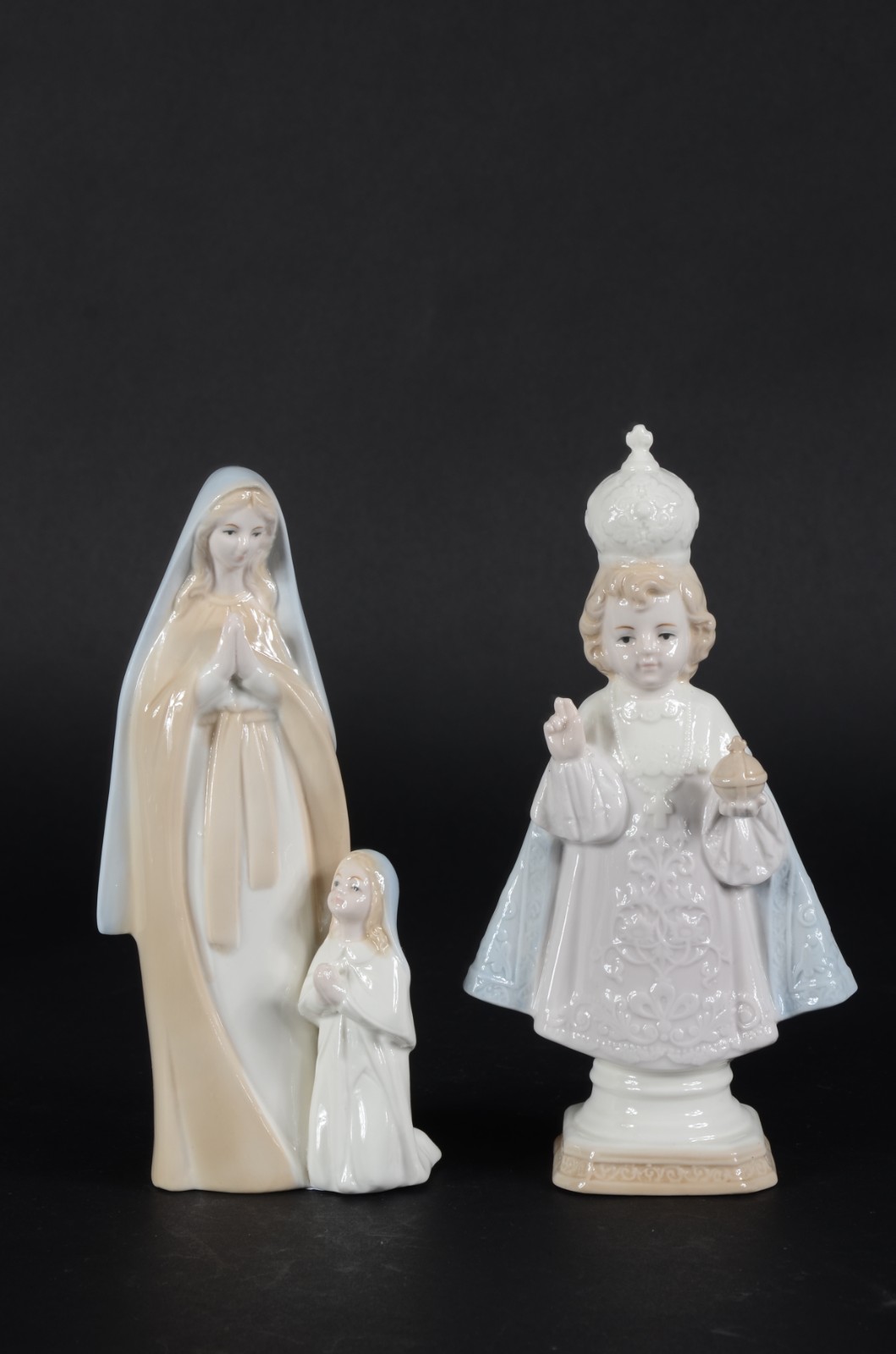 Duas esculturas de porcelana policromada, uma delas representando... - foto 1 de 6