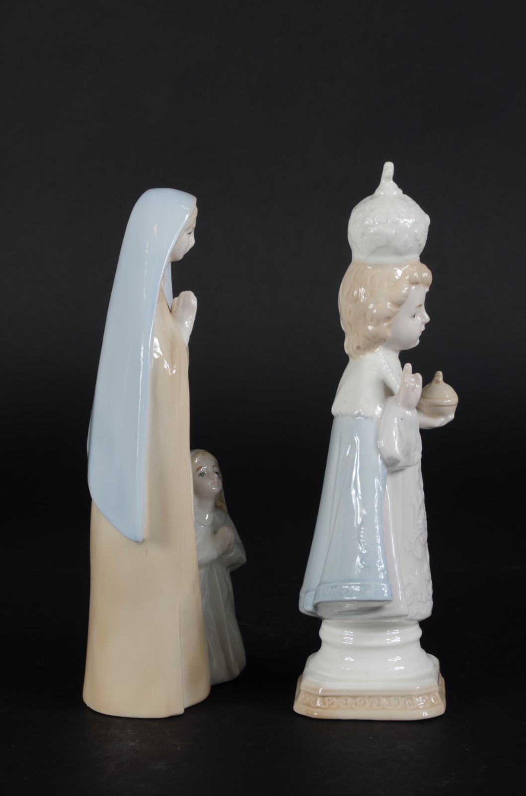 Duas esculturas de porcelana policromada, uma delas representando... - foto 3 de 6