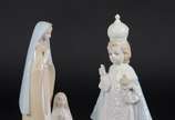 Duas esculturas de porcelana policromada, uma d... - Duas esculturas de porcelana policromada, uma delas representando Menino de Praga e outra representando Nossa Senhora de Lourdes com Santa Berna...