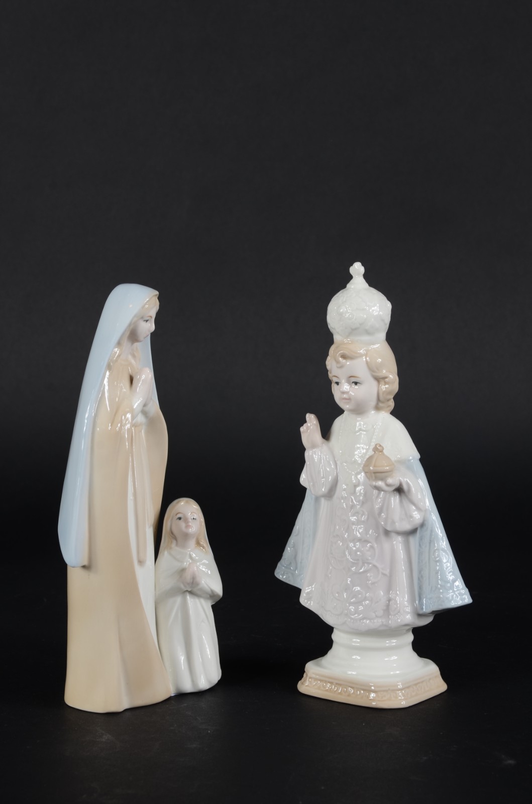 Duas esculturas de porcelana policromada, uma delas representando... - foto 4 de 6