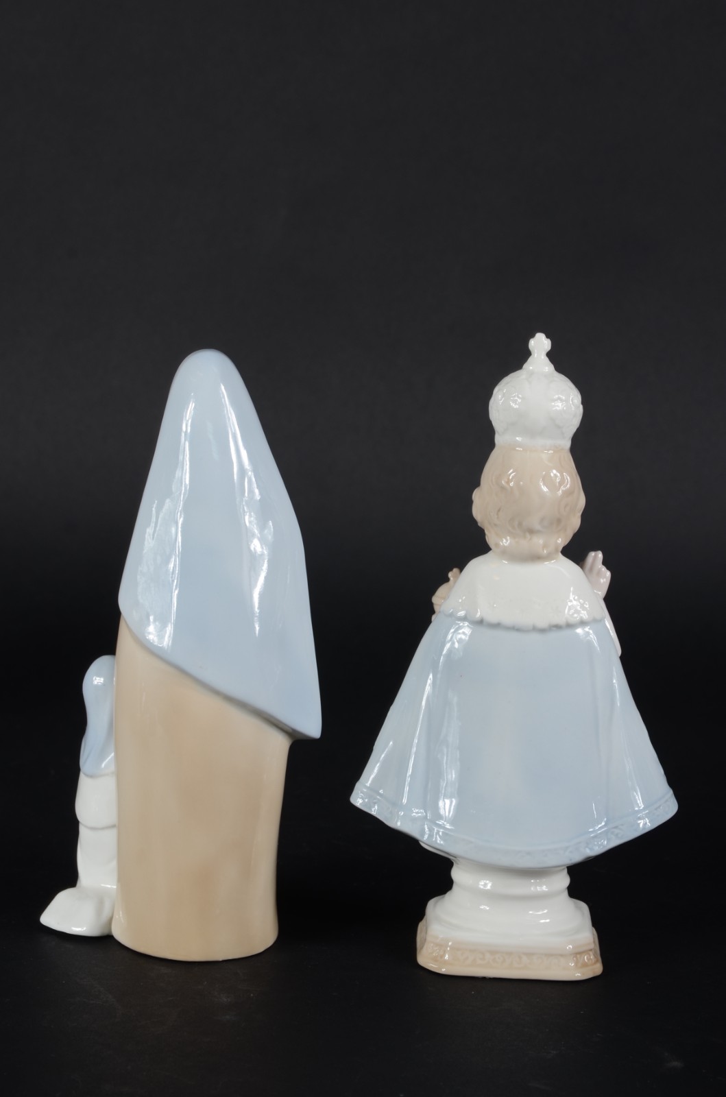 Duas esculturas de porcelana policromada, uma delas representando... - foto 5 de 6