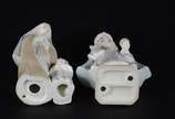 Duas esculturas de porcelana policromada, uma d... - Duas esculturas de porcelana policromada, uma delas representando Menino de Praga e outra representando Nossa Senhora de Lourdes com Santa Berna...