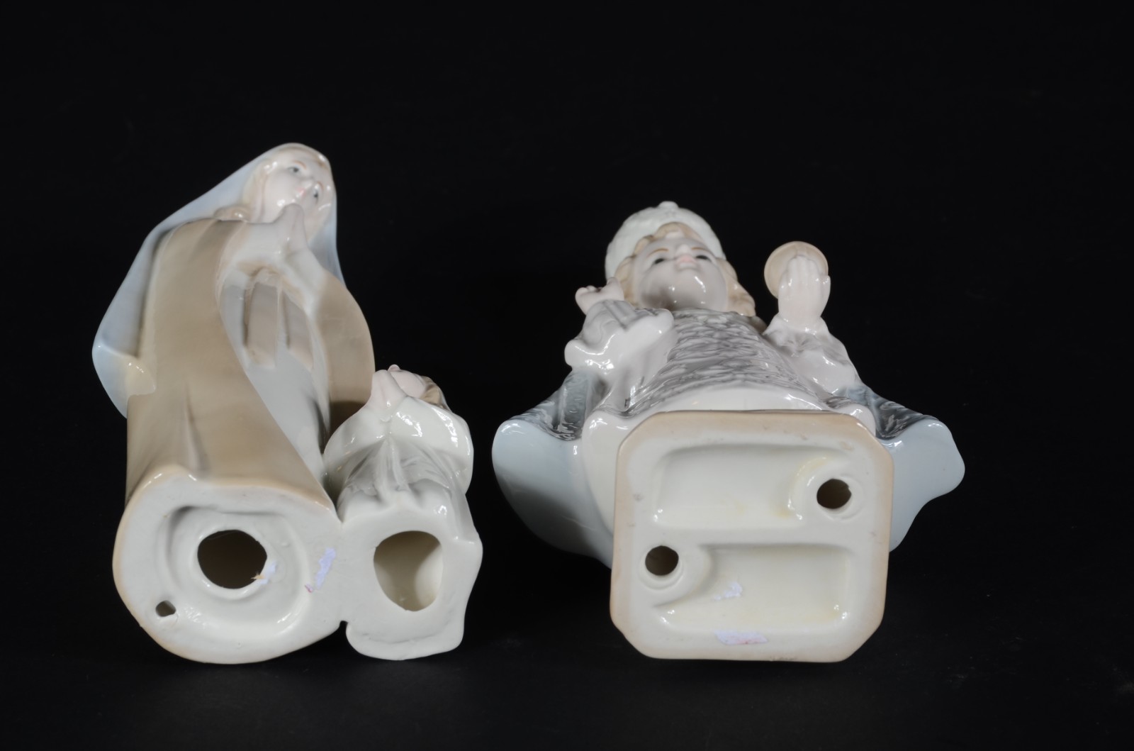 Duas esculturas de porcelana policromada, uma delas representando... - foto 6 de 6