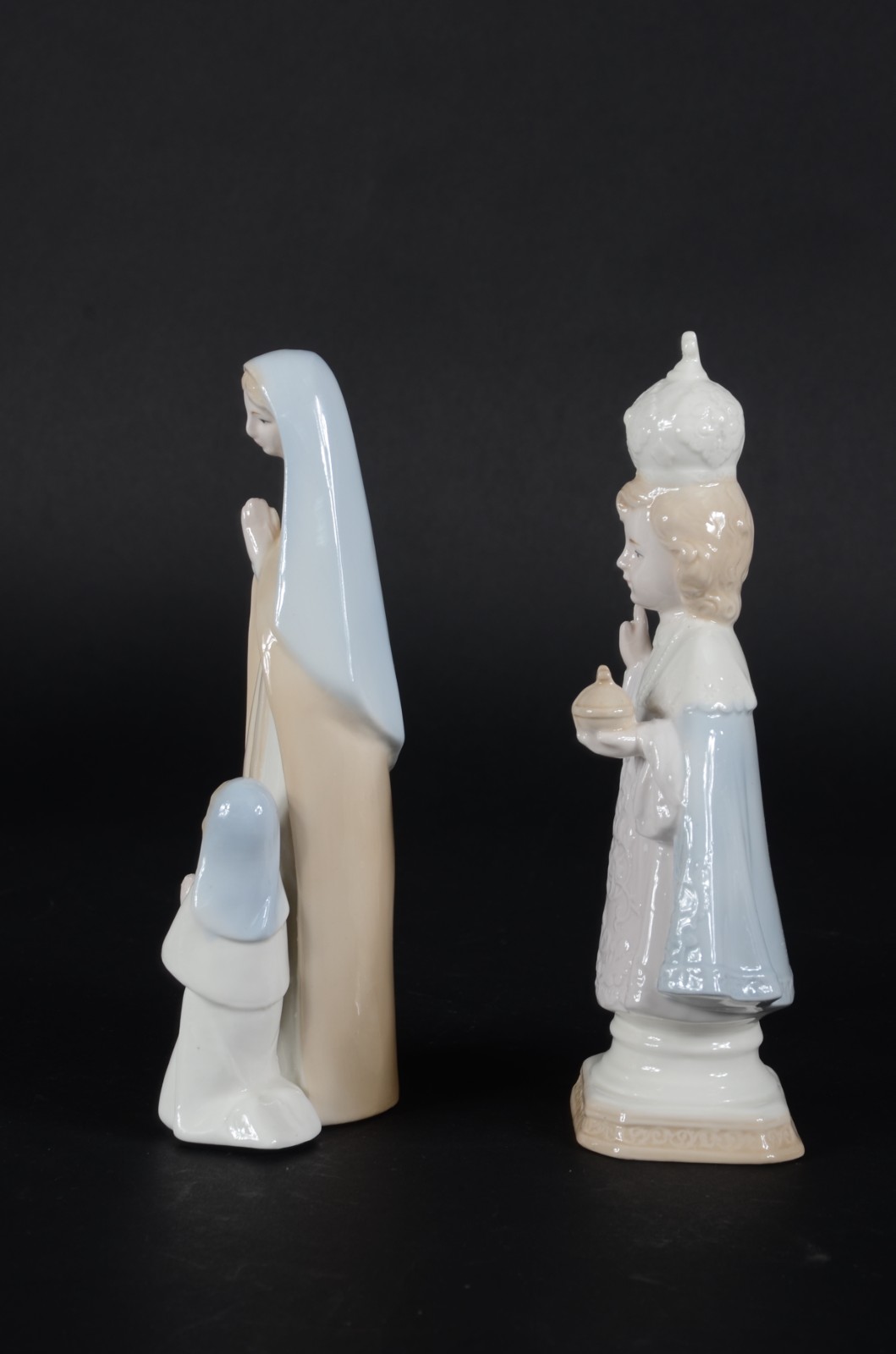 Duas esculturas de porcelana policromada, uma delas representando... - foto 2 de 6