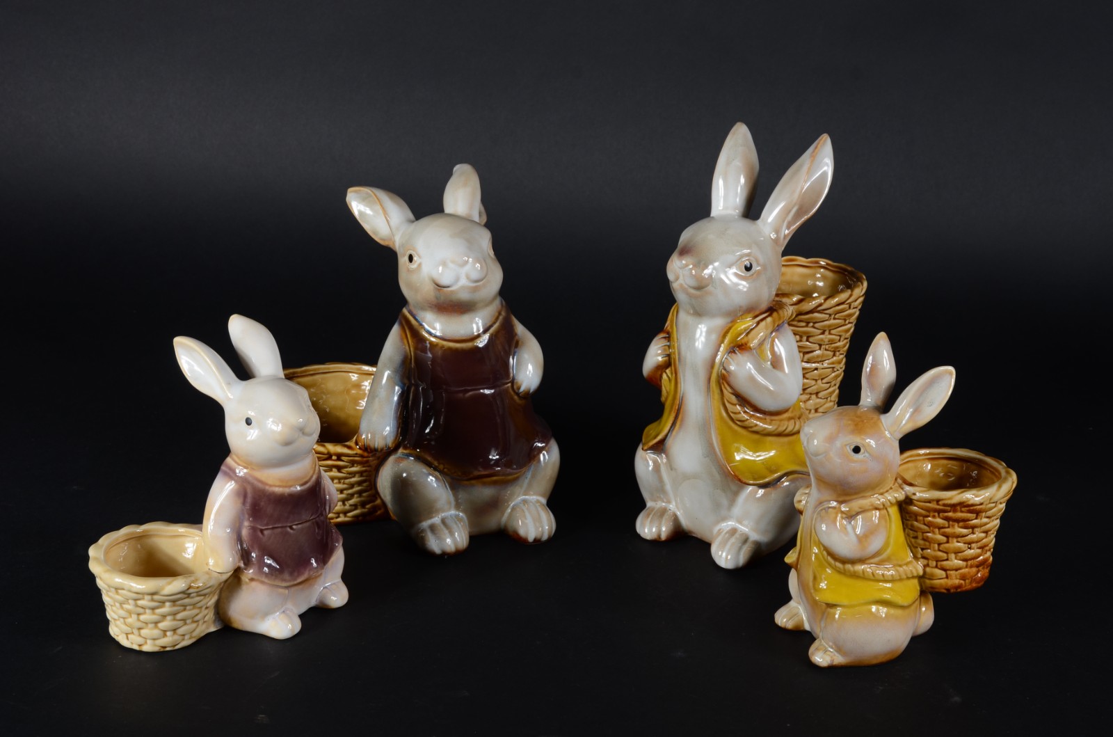 Conjunto com quatro esculturas de porcelana policromada representando... - foto 1 de 6