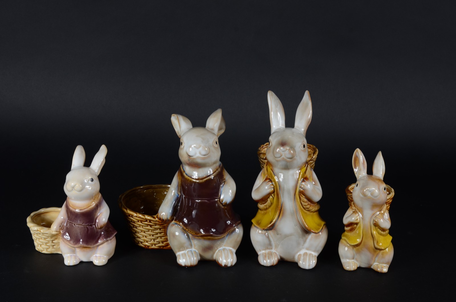 Conjunto com quatro esculturas de porcelana policromada representando... - foto 2 de 6