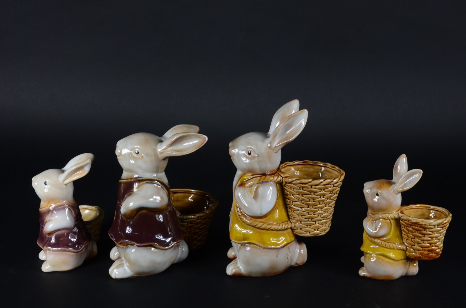 Conjunto com quatro esculturas de porcelana policromada representando... - foto 3 de 6