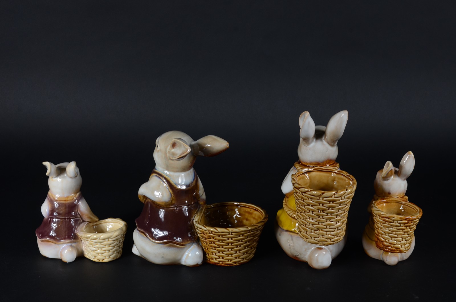 Conjunto com quatro esculturas de porcelana policromada representando... - foto 4 de 6