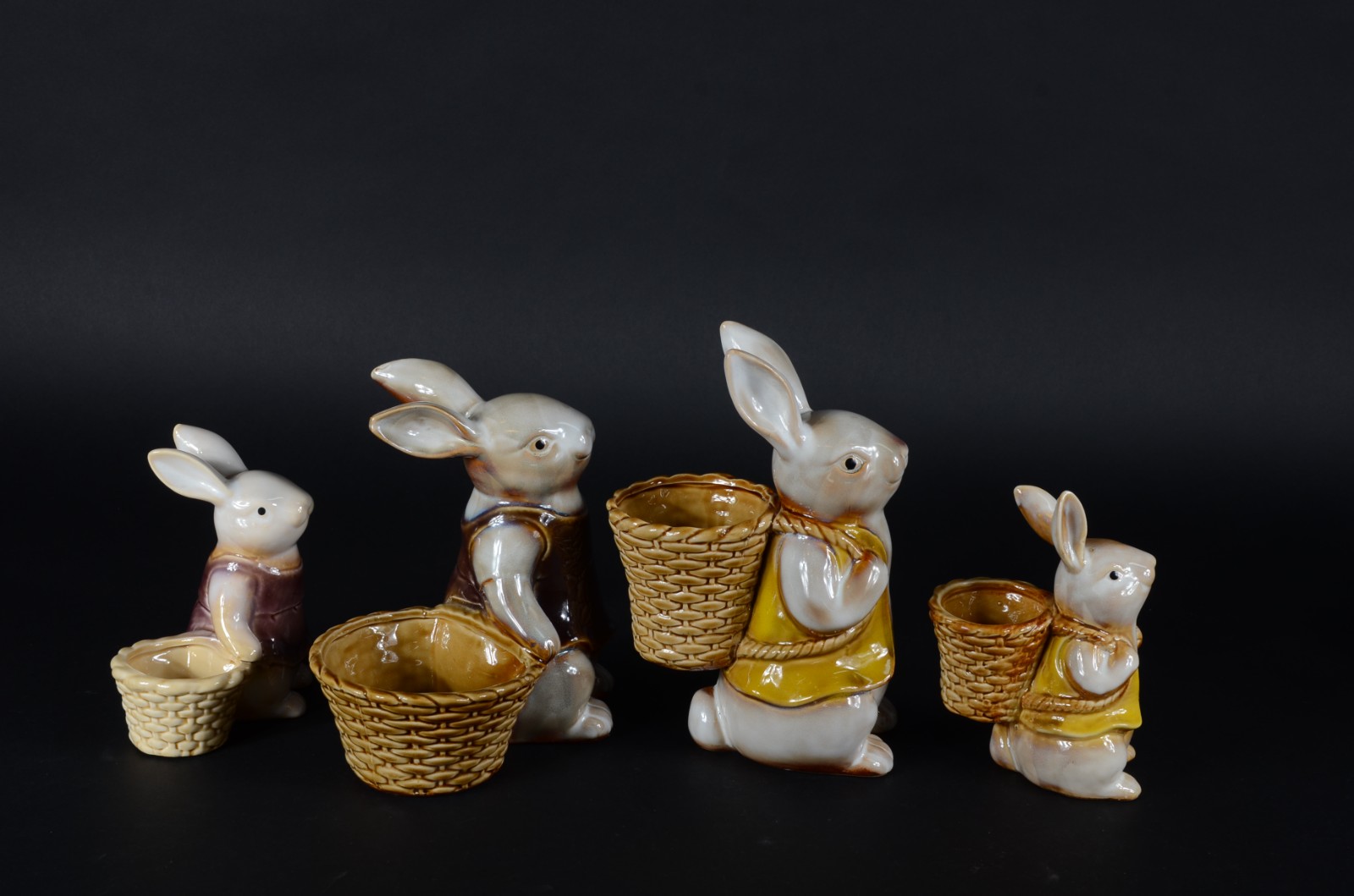 Conjunto com quatro esculturas de porcelana policromada representando... - foto 5 de 6