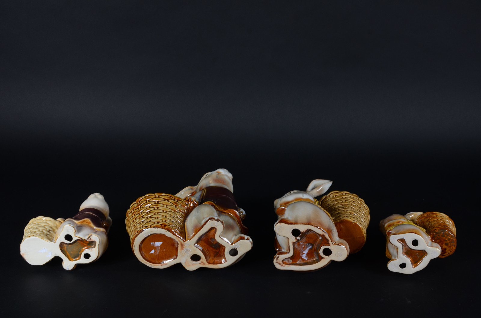 Conjunto com quatro esculturas de porcelana policromada representando... - foto 6 de 6