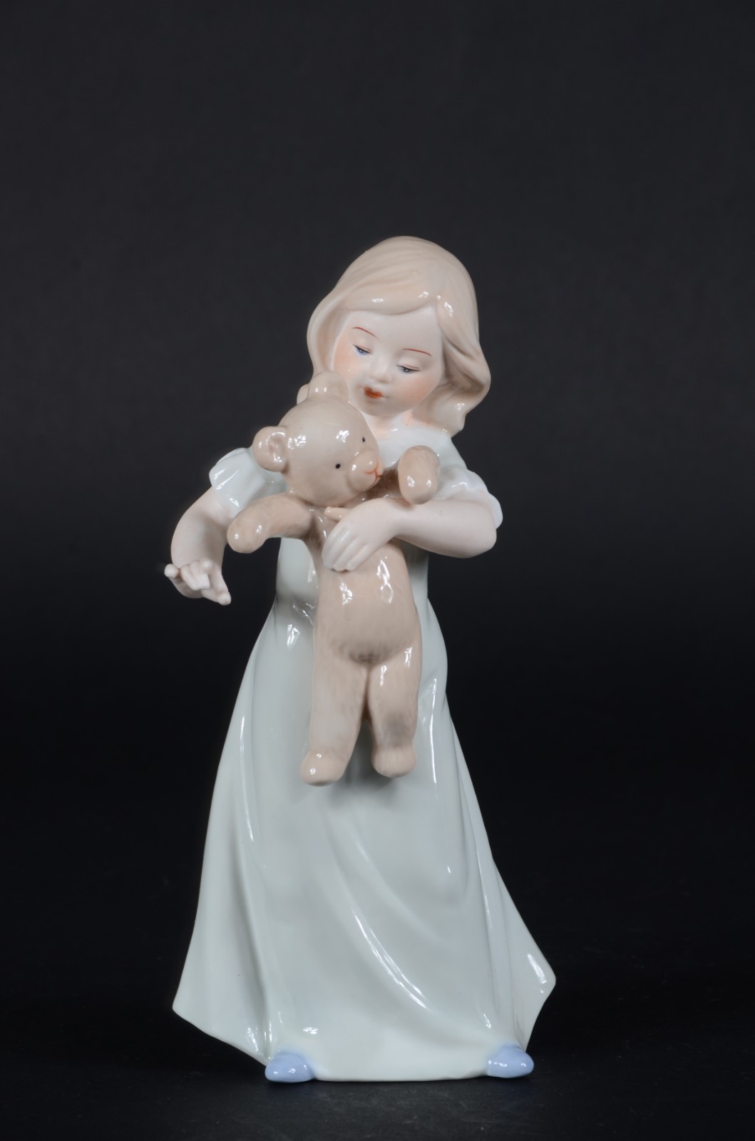 Escultura de porcelana policromada representando menina com urso. - foto 1 de 7