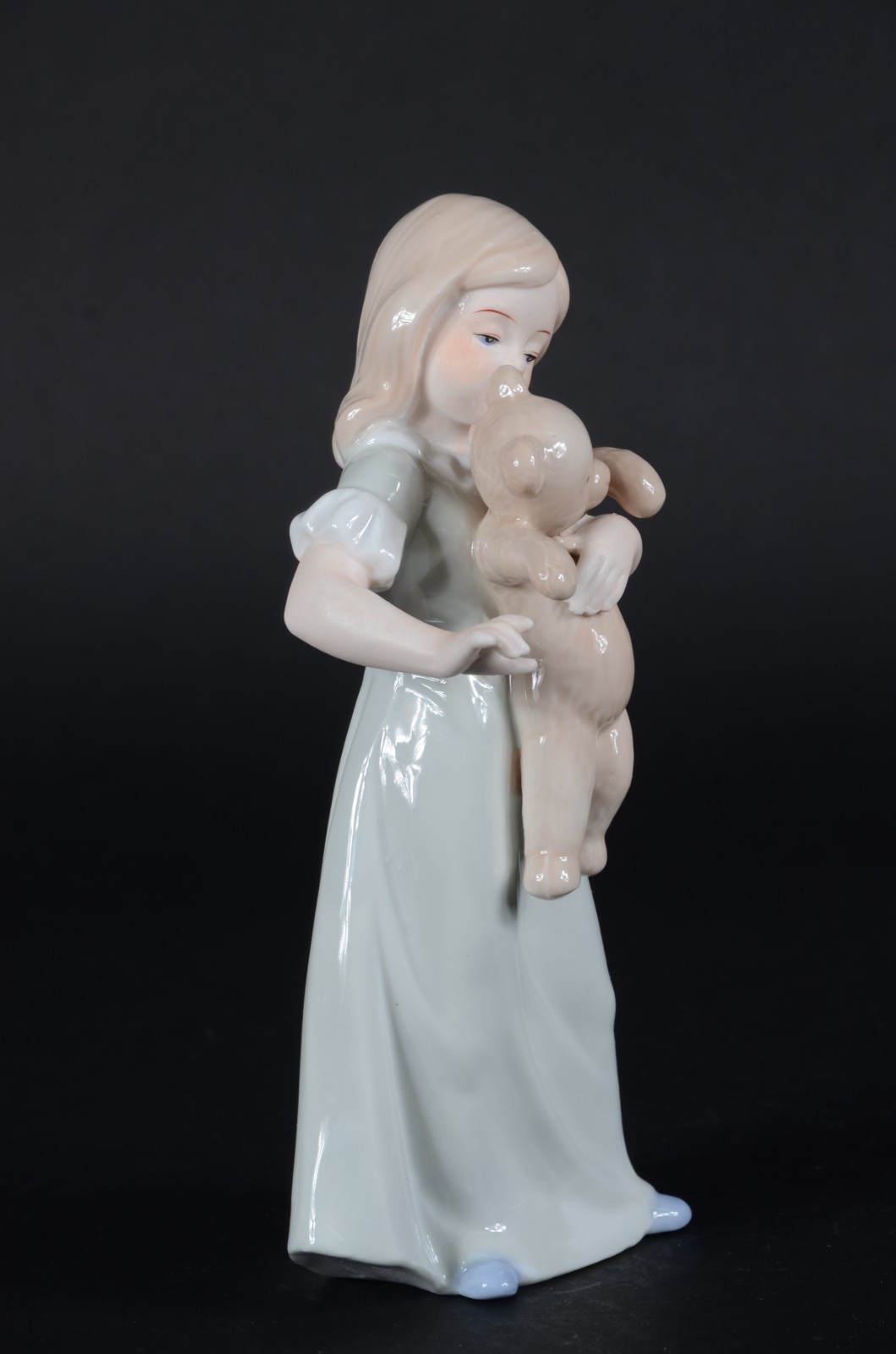 Escultura de porcelana policromada representando menina com urso. - foto 2 de 7