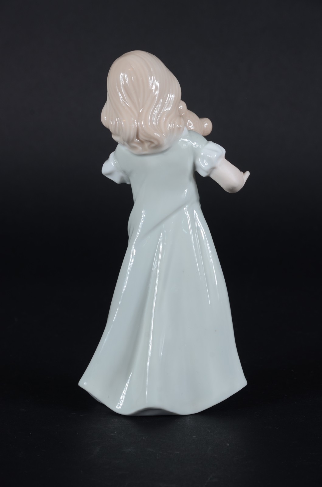 Escultura de porcelana policromada representando menina com urso. - foto 3 de 7