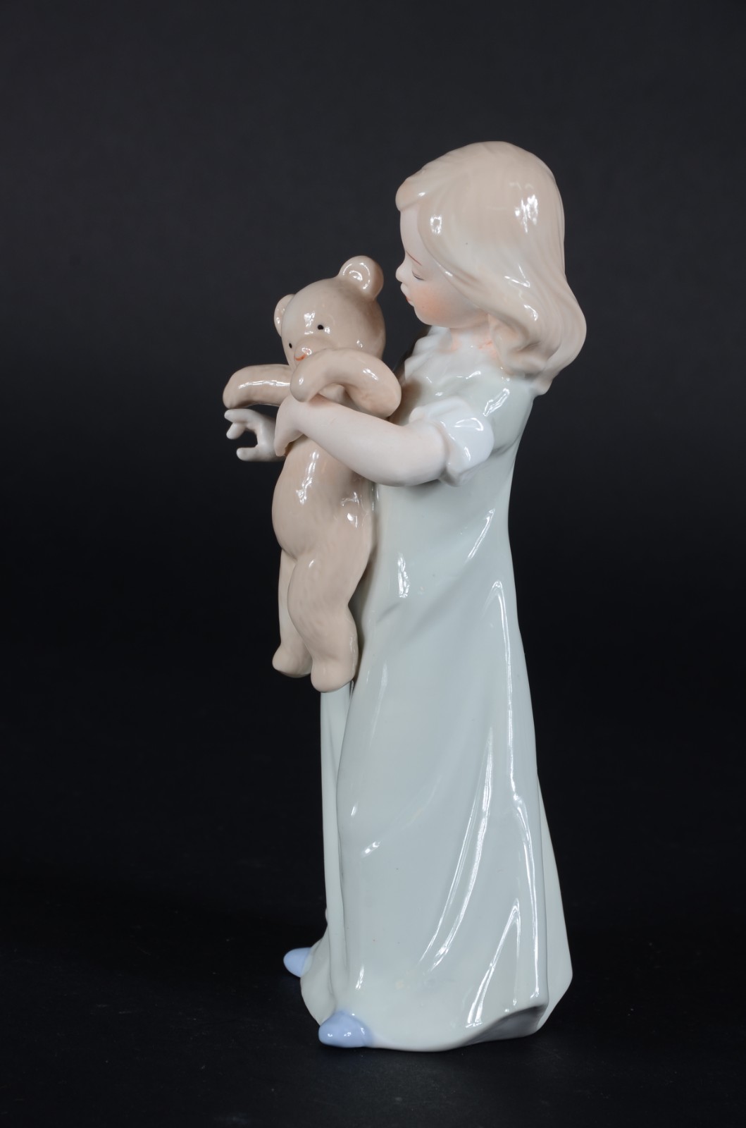 Escultura de porcelana policromada representando menina com urso. - foto 4 de 7