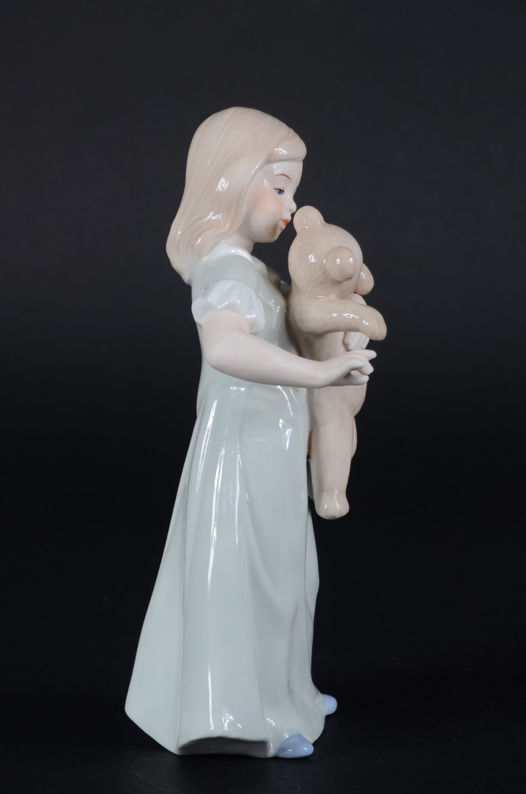 Escultura de porcelana policromada representando menina com urso. - foto 5 de 7