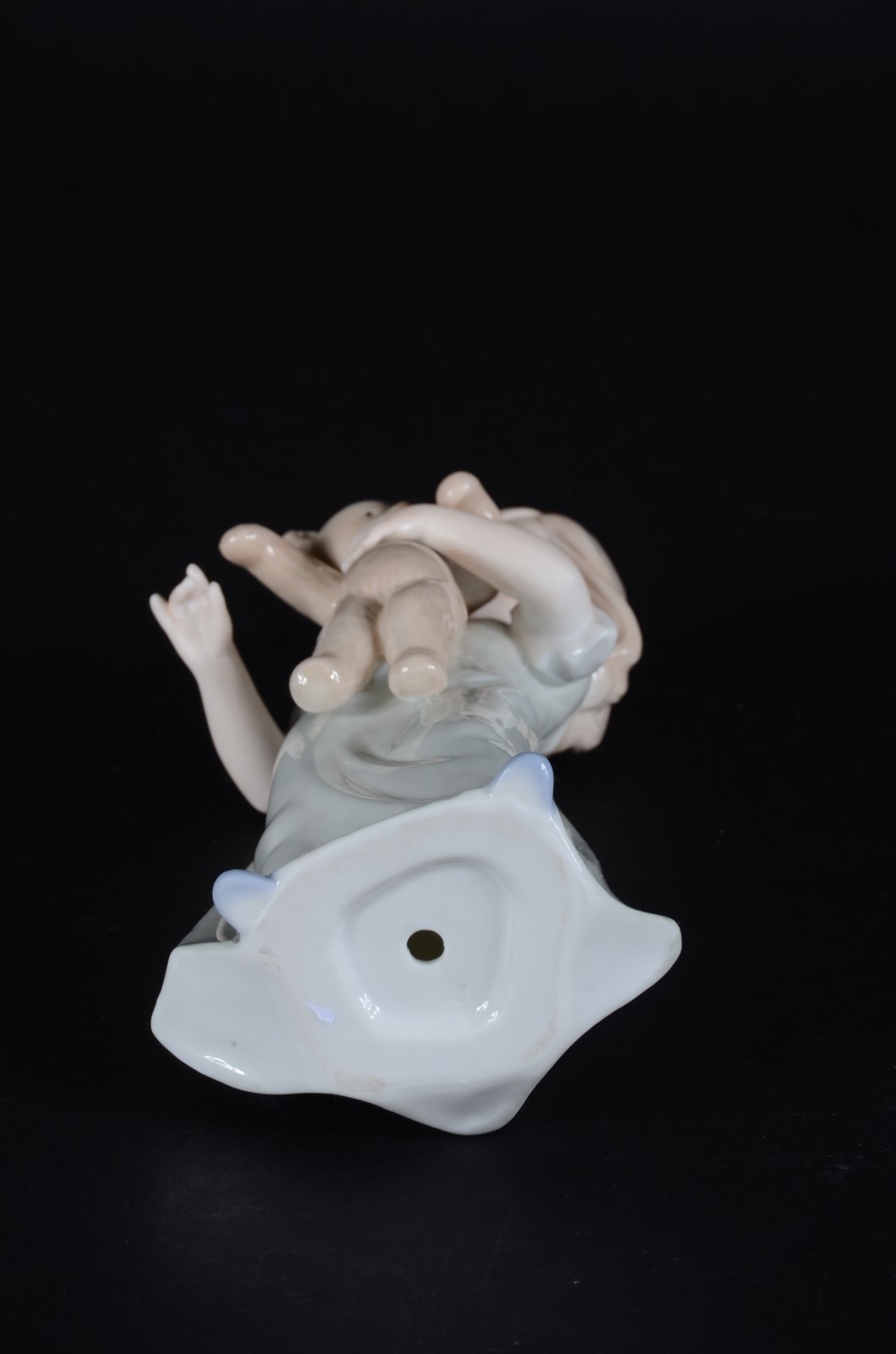 Escultura de porcelana policromada representando menina com urso. - foto 6 de 7