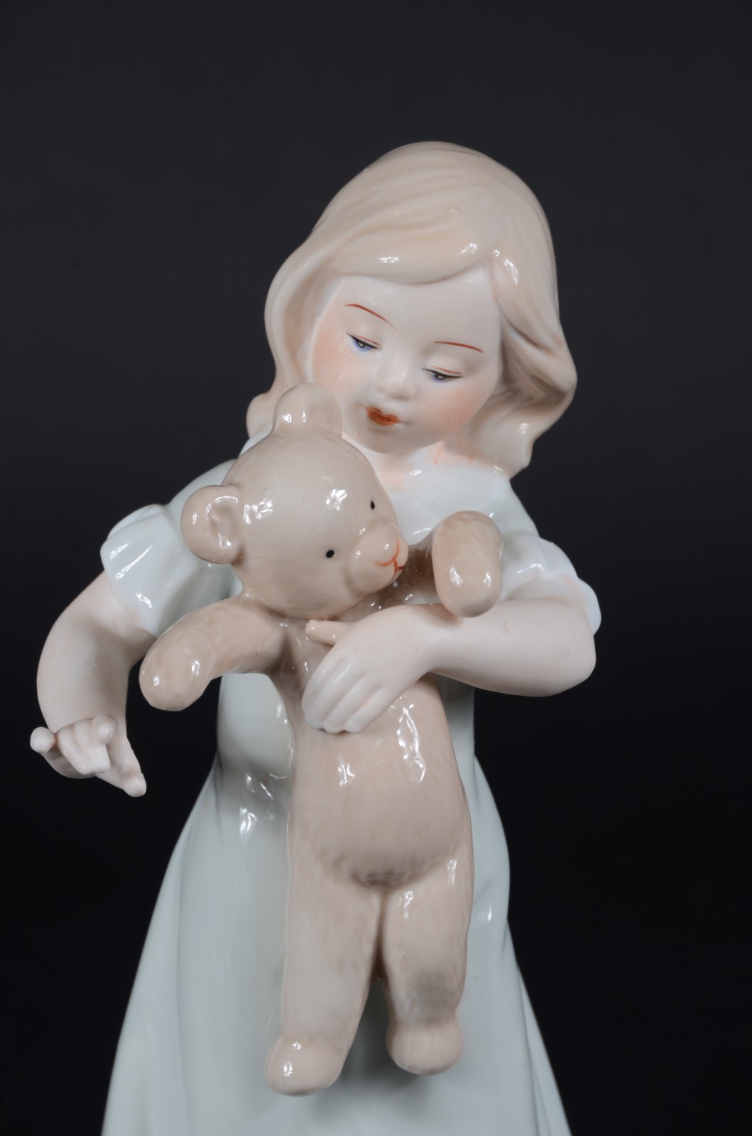 Escultura de porcelana policromada representando menina com urso. - foto 7 de 7