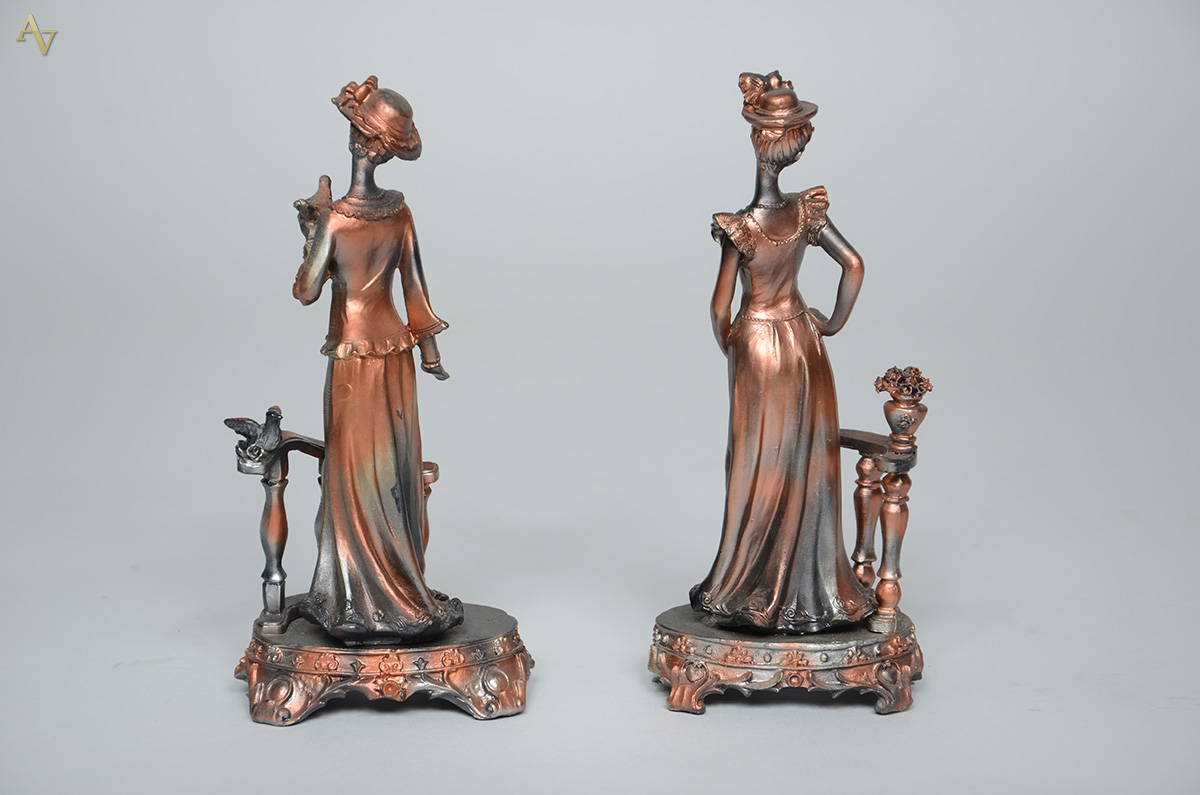 Duas esculturas de resina representando figuras femininas. Altura 20... - foto 2 de 2