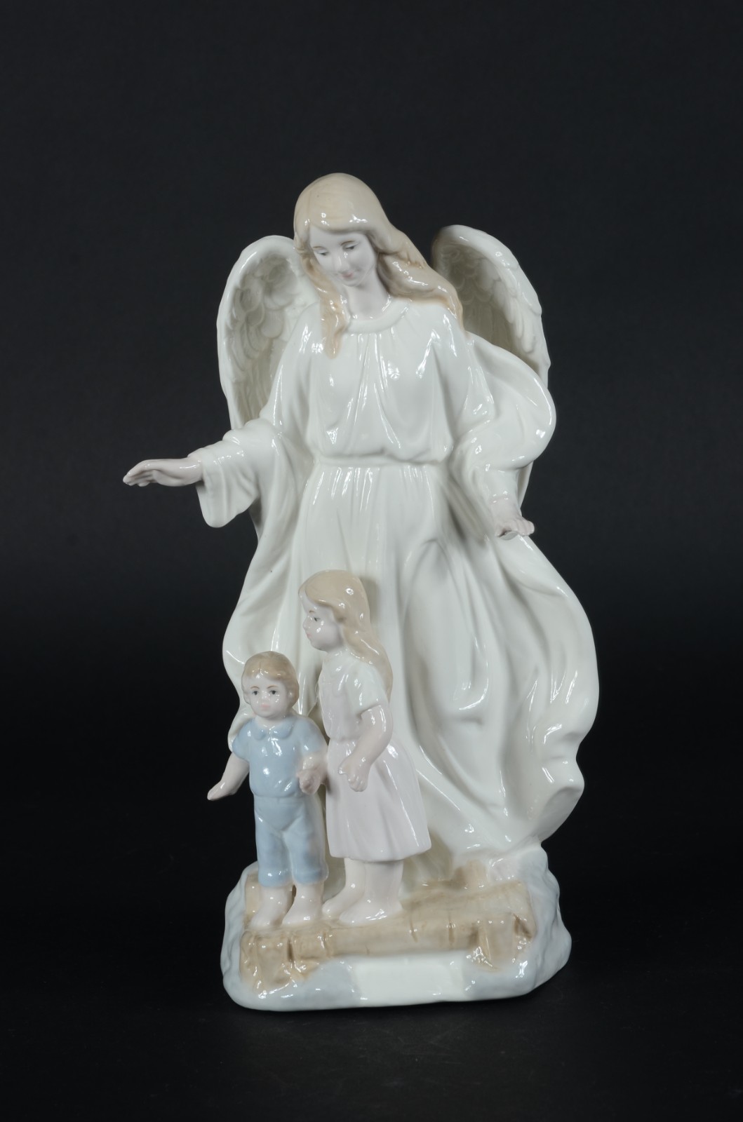Escultura de porcelana policromada representando anjo da guarda com... - foto 1 de 8