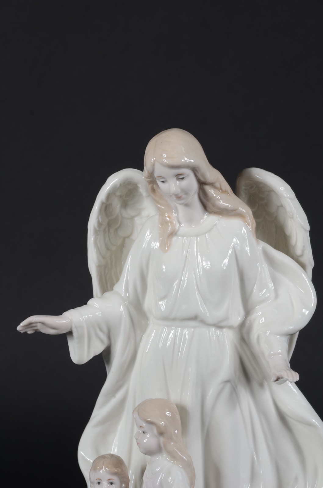 Escultura de porcelana policromada representando anjo da guarda com... - foto 2 de 8